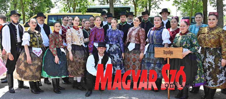 A topolyai Cirkalom táncegyüttes magyarbődi táncokat adott elő (Ótos András felvétele) A topolyai Cirkalom táncegyüttes magyarbődi táncokat adott elő (Ótos András felvétele)