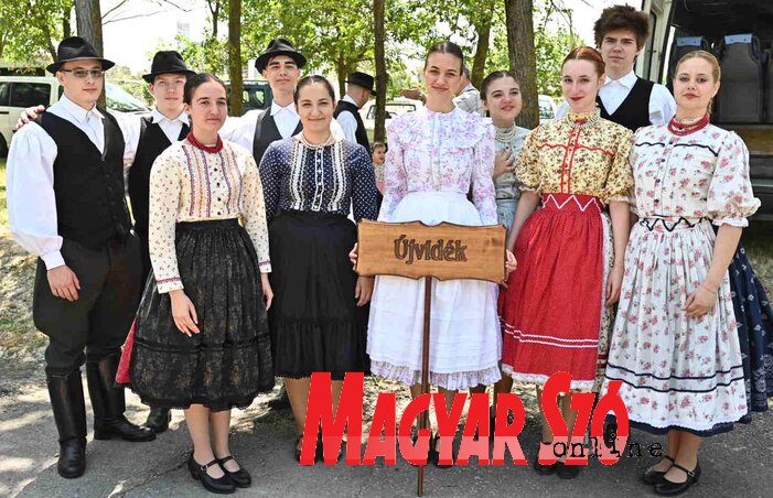 Az újvidéki Tűzrevaló táncegyüttes szilágysági táncokkal érkezett (Ótos András felvétele) Az újvidéki Tűzrevaló táncegyüttes szilágysági táncokkal érkezett (Ótos András felvétele)