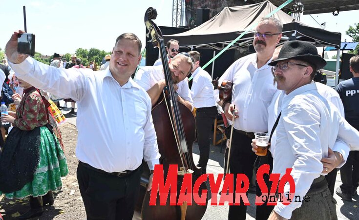 Egy utolsó fotó fellépés előtt. Képünkön a Juhász zenekar (Ótos András felvétele) Egy utolsó fotó fellépés előtt. Képünkön a Juhász zenekar (Ótos András felvétele)