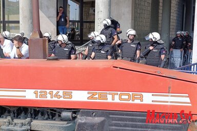 A keddi ülés feszült légkörben folyt, az épület előtt és bent, a teremben is történtek verbális összetűzések (Fotó: Ótos András felvétele)
