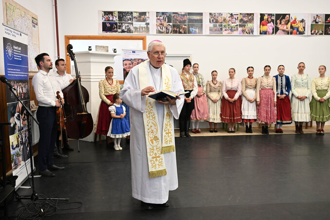 Fazekas Ferenc, a szabadkai egyházmegye püspöke megáldotta az új székházat (Molnár Edvárd) Fazekas Ferenc, a szabadkai egyházmegye püspöke megáldotta az új székházat (Molnár Edvárd)