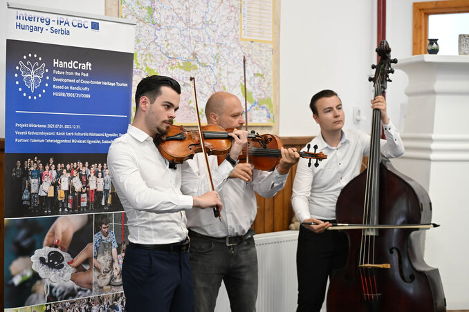 A Duhaj zenekar a Talentum egyik büszkesége (Molnár Edvárd) A Duhaj zenekar a Talentum egyik büszkesége (Molnár Edvárd)