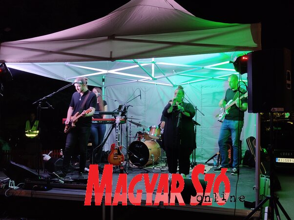 ...a kisszínpadon pedig a Mosaic Party Band koncertje (Horváth Zsolt felvétele) ...a kisszínpadon pedig a Mosaic Party Band koncertje (Horváth Zsolt felvétele)