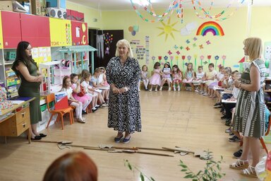 Fényszárosi Fekete Tímea üdvözli a szülőket és a gyerekeket (Lakatos János felvétele)