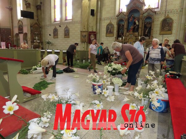 Moholon már évtizedek óta nagy hagyománya van virágszőnyeg készítésének (Csincsik Zsolt felvétele) Moholon már évtizedek óta nagy hagyománya van virágszőnyeg készítésének (Csincsik Zsolt felvétele)