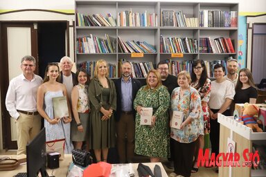 A Magyar Szó topolyai élőújságján részt vevő újságírók és Erdődi Edvina igazgatónő, Szatmári Adrián községi elnök és Bednárik Prokec Zita, a házigazda könyvtár igazgatónője (Lakatos János)