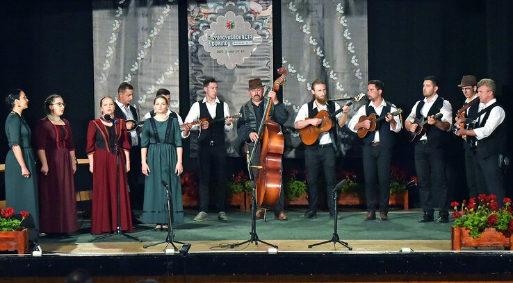 A martonosi Babarózsa leánykórus szlavóniai dalokkal lépett fel (Gergely Árpád felvétele) A martonosi Babarózsa leánykórus szlavóniai dalokkal lépett fel (Gergely Árpád felvétele)