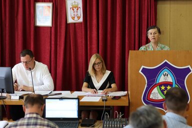 Szögi Erzsébet pénzügyi osztályvezető a költségvetési napirendeket tárta a képviselők elé (Lakatos János)