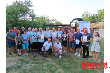 A díjazott és a veterán véradók a Vöröskereszt és a vérátömlesztő intézet munkatársaival (Csincsik Zsolt felvétele)