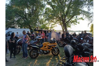 Motoros találkozó a Topolyai-tó partján (Kazinczy Paszterkó Diana felvétele)