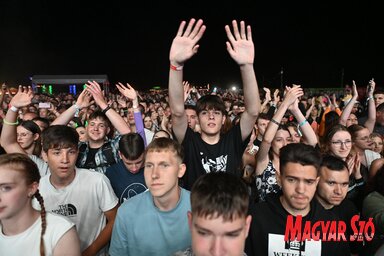 Több ezer fiatal együtt várta a felkelő napot (Fotó: Ótos András felvétele)