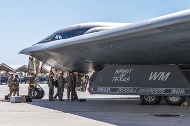 Amerikai B–2 Spirit lopakodó nehézbombázó, amely alkalmas a bunkerromboló bombák szállítására (Fotó: Beta/AP)