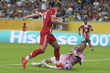 Harry Kane (pirosban) jókor volt jó helyen (Fotó: Beta/AP)