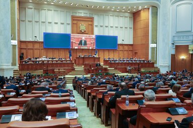 Kelemen Hunor, a Romániai Magyar Demokrata Szövetség (RMDSZ) elnöke felszólal a román képviselőház és szenátus együttes ülésén Bukarestben (Fotó: MTI)