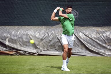 Novak Đoković már gőzerővel melegít Wimbledonban (Fotó: Beta/AP)