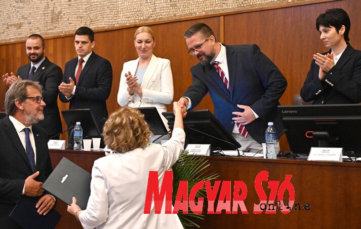 Juhász Bálint házelnök az ülésen hangsúlyozta, Vajdaságot demokratikusan, párbeszéd útján lehet fejleszteni – Felvételünkön éppen Aleksandra Radakovnak gratulál kinevezéséhez (Ótos András felvétele) Juhász Bálint házelnök az ülésen hangsúlyozta, Vajdaságot demokratikusan, párbeszéd útján lehet fejleszteni – Felvételünkön éppen Aleksandra Radakovnak gratulál kinevezéséhez (Ótos András felvétele)