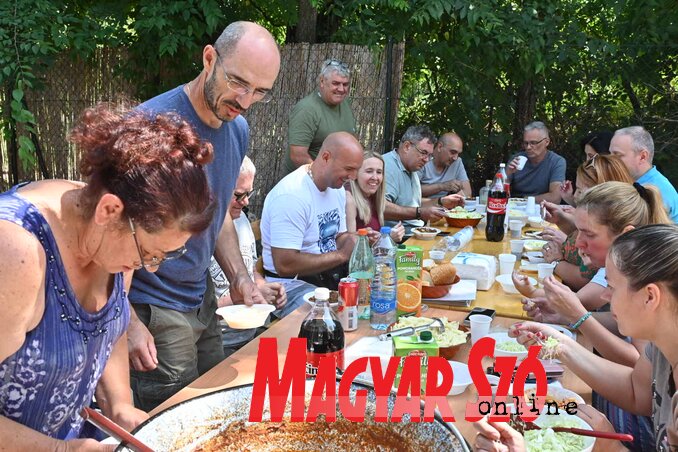 A csapatépítő programok sokat jelentenek a nyomda dolgozói számára (Ótos András felvétele) A csapatépítő programok sokat jelentenek a nyomda dolgozói számára (Ótos András felvétele)