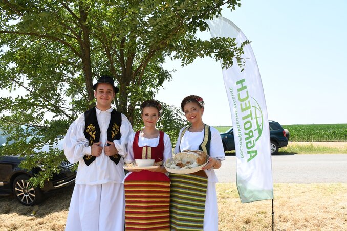 Az érkező vendégeket kenyérrel és sóval kínálták (Fotó: Paraczky László)