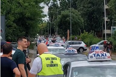 A tiltakozókat taxisok szállítják Belgrádba (Fotó: Screenshot/radio_021/Instagram)
