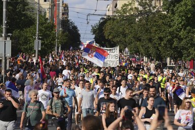 A tömeg folyamatosan érkezik a tiltakozás helyszínére (Fotó: Beta)