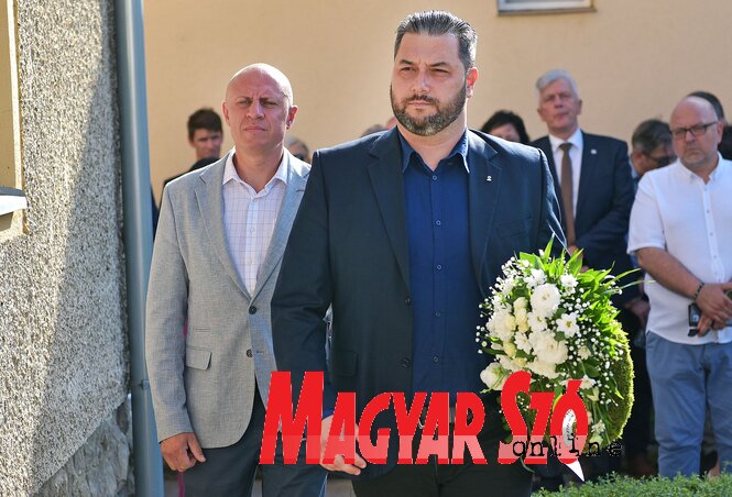Kónya Róbert és Újvári Zsombor is elhelyezték a tiszelet virágait (Fotó: Gergely Árpád felvétele) Kónya Róbert és Újvári Zsombor is elhelyezték a tiszelet virágait (Fotó: Gergely Árpád felvétele)