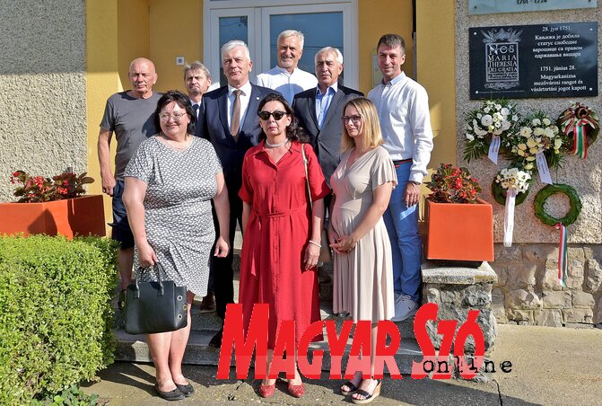 A helyi közösség tanácsának jelenlegi tagjai (Fotó: Gergely Árpád felvétele) A helyi közösség tanácsának jelenlegi tagjai (Fotó: Gergely Árpád felvétele)
