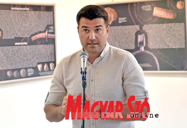 Az óbecsei Városi Múzeum kiállításának megnyitóján (Fotó: Gergely Árpád felvétele) Az óbecsei Városi Múzeum kiállításának megnyitóján (Fotó: Gergely Árpád felvétele)