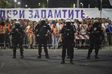A rendőrség könnygázt is bevetett a tüntetők ellen. A belügyminiszter elítélte a rendőrök elleni támadásokat (Fotó: Beta)