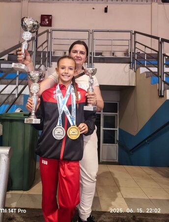 Horvát Michaéla Mária és edzője, Dragana Pezelj osztozik az örömben (Fotó forrása: Horvát Panda Antónia) Horvát Michaéla Mária és edzője, Dragana Pezelj osztozik az örömben (Fotó forrása: Horvát Panda Antónia)