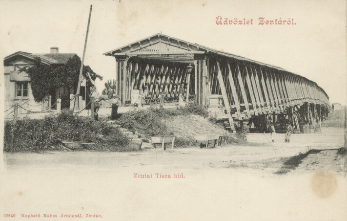 A Howe-rendszerű, rácsos szerkezetű, tölgyfából készült híd összefüggő pallózatból és cölöpökből állt (A Zentai Történelmi Levéltár fotói) A Howe-rendszerű, rácsos szerkezetű, tölgyfából készült híd összefüggő pallózatból és cölöpökből állt (A Zentai Történelmi Levéltár fotói)