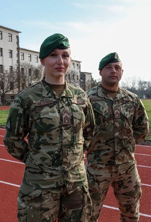 Pihe Tamara és Lukács Adrián őrmesterek (Fotó: Zrínyi Miklós Nemzetvédelmi Egyetem) Pihe Tamara és Lukács Adrián őrmesterek (Fotó: Zrínyi Miklós Nemzetvédelmi Egyetem)