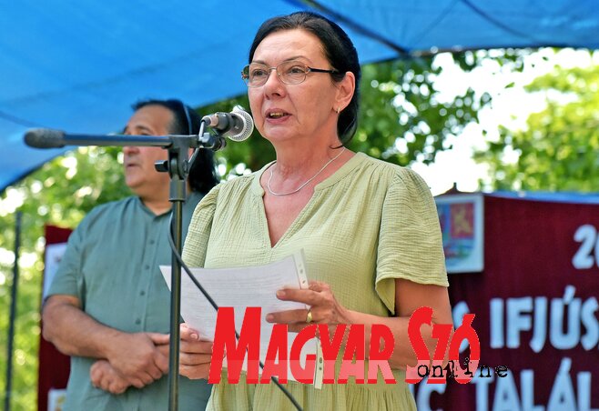 Varjú Potrebić Tatjana, a Magyar Nemzeti Tanács Végrehajtó Bizottságának oktatással megbízott tagja is szólt az ünneplőkhöz (Fotó: Gergely Árpád felvétele) Varjú Potrebić Tatjana, a Magyar Nemzeti Tanács Végrehajtó Bizottságának oktatással megbízott tagja is szólt az ünneplőkhöz (Fotó: Gergely Árpád felvétele)