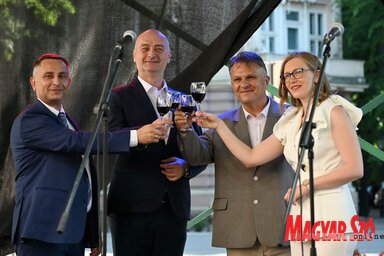 Koccintás a borfesztivál megnyitóján (Fotó: Molnár Edvárd felvétele)