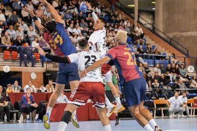 Pergel Andrej (fehérben) a Barcelona védőgyűrűjében (Fotó: labzerodigital, Club Balonmano Logroño La Rioja)