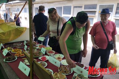 Falatozás a Tejpiacon / Lukács Melinda felvétele