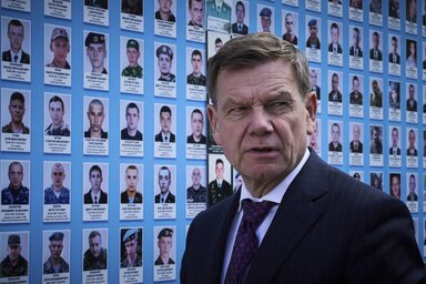 Johann Wadephul német külügyminiszter az elesett ukrán védők emlékfalánál Kijevben (Fotó: AP via Beta)