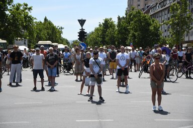 Az újvidéki polgárok megemlékezést tartottak délben a vasútállomásnál (Fotó: Beta)