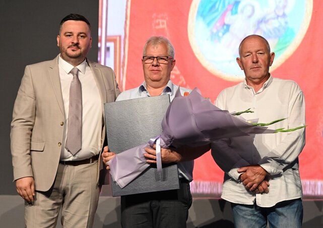 U ime Mađarskog udruženja zanatlija i preduzetnika Temerina, predsednik Arpad Hofman je primio priznanje „Za Temerin” (fotografija Zoltana Varge)