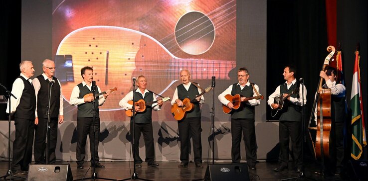 Muški hor i tamburaški orkestar „Dalarda” takođe su nastupili na proslavi 70. godišnjice dodele statusa opštine (fotografija Zoltana Varge)