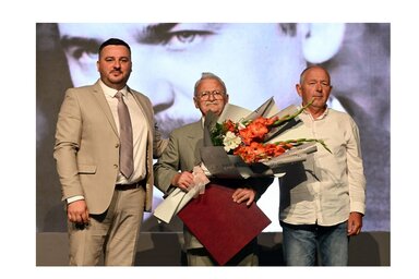 Benjamin Laškai (u sredini) primio je nagradu od Mladena Zeca i Roberta Pastora na svečanosti organizovanoj povodom dana opštine (fotografija Zoltana Varge)