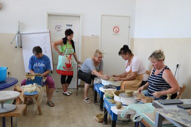 Tányérok, tejesköcsögök, szűrőtálak készültek (Fotó: Kovács Nádi Karolina)