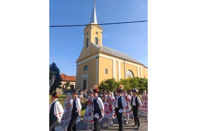 Felvonulás a gombosi templom előtt (Fotó: L. Móger Tímea)