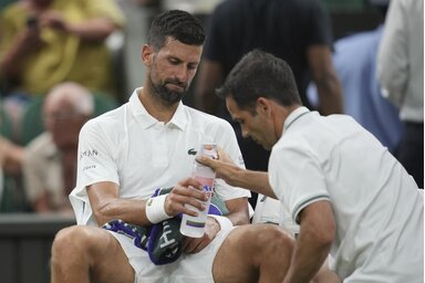 A harmadik játszmában Novak gyomorbántalmakkal küszködött (Fotó: Beta/AP)