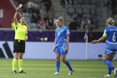Hildur Antonsdóttir 6 perc alatt két sárga lapot gyűjtött be, ezzel nehéz helyzetbe hozta a csapatát (Fotó: Beta/AP)