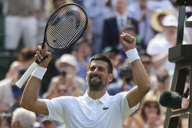 Novak nemcsak a nyolcaddöntőért harcol, hanem a 100. wimbledoni győzelemért is (Fotó: Beta/AP)