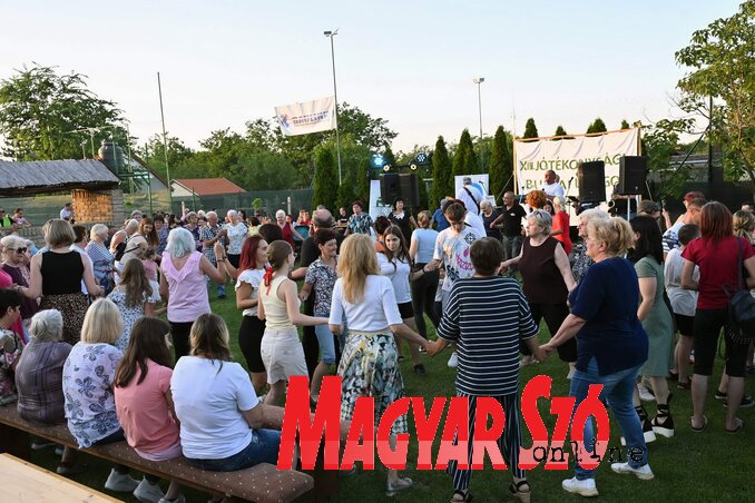 A lángosfesztiválon végül csaknem mindenki táncolt (Molnár Edvárd felvétele)