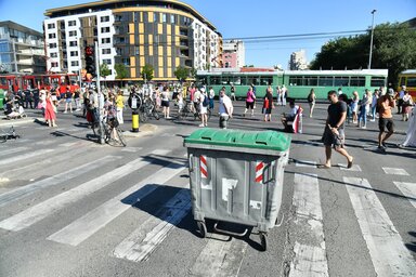 Belgrádban is szemeteskukákkal zárták le a tüntetők az útkereszteződéseket (Fotó: Beta)