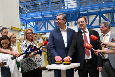 Aleksandar Vučić a vállalat képviselőivel beindítja a termelést (Fotó: Beta)
