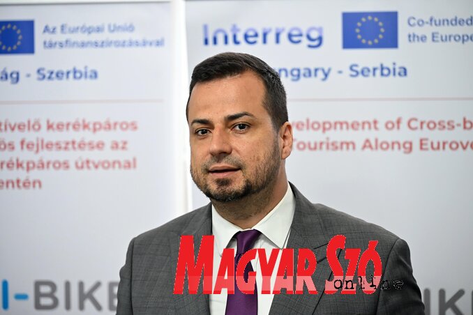 Újhelyi Ákos (Molnár Edvárd felvétele) Újhelyi Ákos (Molnár Edvárd felvétele)