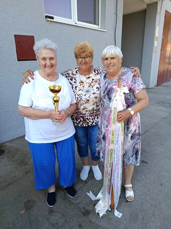 A Tulipán kézimunkacsoport tagjai: Đukić Anna, Szabó Jolán és Srek Edit a vándorbottal A Tulipán kézimunkacsoport tagjai: Đukić Anna, Szabó Jolán és Srek Edit a vándorbottal